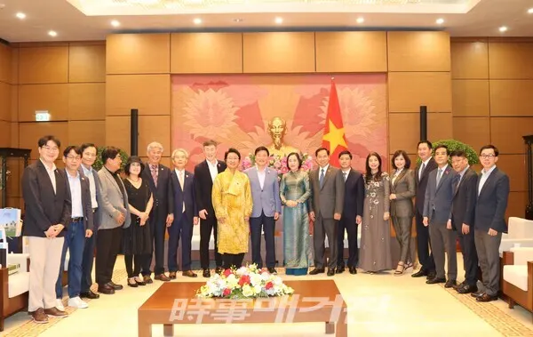(가운데)김학민 국회 윤리심사자문위원장과 한한국 세계평화작가, 응우옌 티 탄(Nguyễn Thị Thanh) 베트남 국회 부의장 등 베트남 국회의사당에서 단체사진을 촬영하고 있다.(사진_한영두 기자)