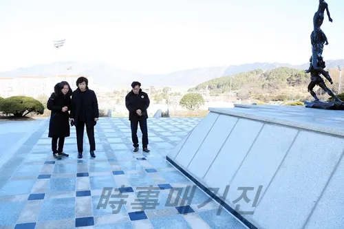 구무영 진해구청장, 퐁호공원 내에 위치한 충혼탑을 찾아 바닥공사가 잘 마무리 되었는지 현장확인을 하고 있다. (사진:창원시청)