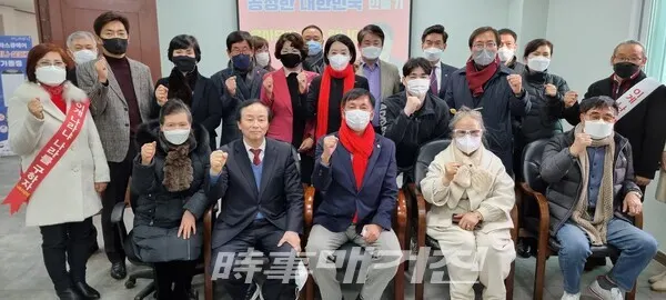 ▲윤사모 최성덕 중앙회장과 대구지역 구군회장 및 임원들이 기념촬영을  하고 있다.(사진_윤사모 제공)