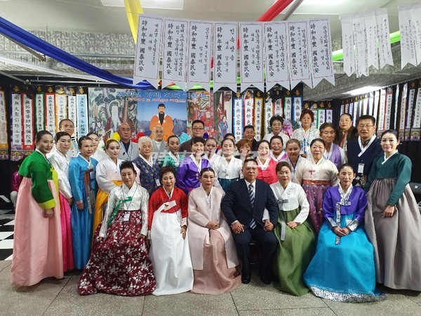 한국무속협동조합(중앙회 회장 김준옥)이 주최하는 "2020년 경제회복 기원제"가 30일 오전. 서울시 강서구 가로공원로 182 협회 지하강당에서 봉행됐다.