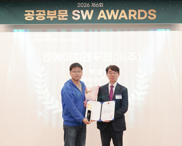 NHN Dooray 백창열 대표가 제 6회 공공부문 SW Awards에서 ‘공공부문발주자협의회장상(클라우드 SaaS)’을 수상하고 있다.(왼쪽부터 NHN Dooray 백창열 대표, 공공부문발주자협의회 신제수 전임회장)(사진_NHN두레이)