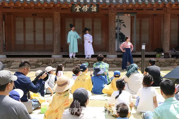 광주광역시 광산구는 “문화재청 ‘2021년도 문화재 활용사업’과 ‘2021년도 지역문화유산 교육사업’ 공모에 총 4개 사업이 선정돼 국비 2억여 원을 확보했다”고 밝혔다.사진은 월봉로맨스 프로그램 모습이다.(사진_광주광역시 광산구청)