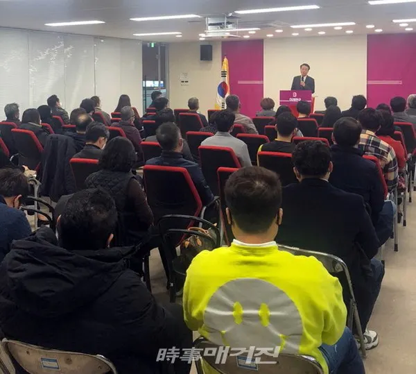 한선교 미래한국당 대표가 19일 오후 서울 영등포구 미래한국당 당사에서 열린 '미래한국당 비례대표 국회의원 후보 선출을 위한 선거인단 재투표' 행사에 참석해 인사말을 하고 있다. (사진_미래한국당)