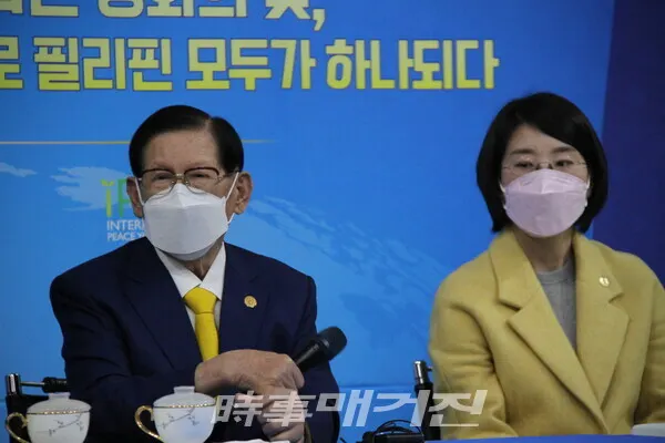 HWPL 이만희 대표(왼쪽)가 취재진의 질문을 듣고 있다.