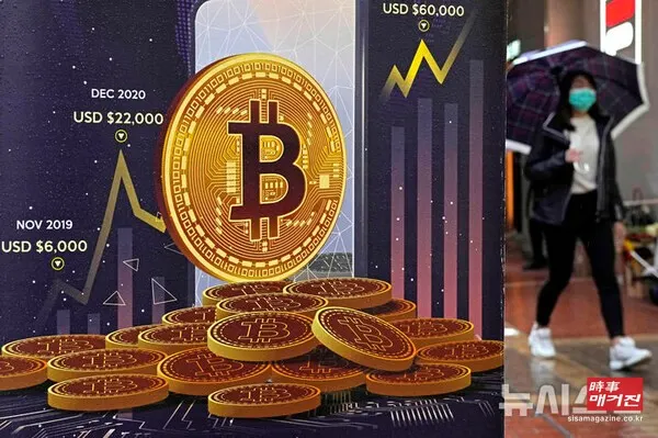 일본의 3대 메가뱅크가 엔화와 가치가 연동되는 스테이블코인을 공동 발행하기로 했다. 일본 금융권이 기존 은행 송금망을 넘어 블록체인 기반 결제 인프라 구축에 본격적으로 나서는 모습이다. 22일 니혼게이자이신문(닛케이) 등 현지 언론에 따르면 미쓰비시UFJ·미쓰이스미토모·미즈호 등 일본의 3대 대형은행이 최근 협의회를 구성하고 엔화 기반 스테이블코인의 공동 발행을 위한 실무 절차에 착수했다. 사진은 2022년 2월17일 홍콩 거리의 한 광고판에 가상화폐 비트코인 광고가 표시돼 있는 모습. (사진출처 = 뉴시스)