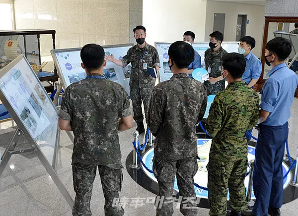 해군 특수전전단은 “8일(월)부터 12일(금)까지 어린이 보호 도로교통법 ‘민식이법’ 준수와 차량 운전자의 안전운전 의식 제고를 위해 부대 내 교통안전 캠페인을 실시한다”고 밝혔다.(사진_해군 특수전전단)