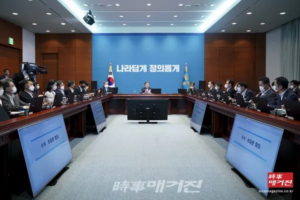 문재인 대통령이 10일 청와대 여민관에서 열린 수석 보좌관 회의를 주재하고 있다. (사진_뉴시스)