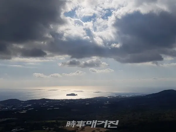 정상에서 남쪽 바다 한가운데 떠있는 지귀도가 보인다 (사진 김광수 기자)