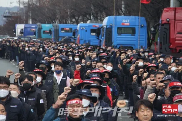 지난달 29일 오후 정부가 시멘트 운송 종사자 2500여 명에 대해 업무개시명령을 내린 가운데 민주노총 공공운수노조 화물연대본부 포항지부 노조원들이 이날 경북 포항시 남구 호동 포항철강산업단지에서 정부의 방침에 반발하며 집회를 하고 있다.(사진_뉴시스)
