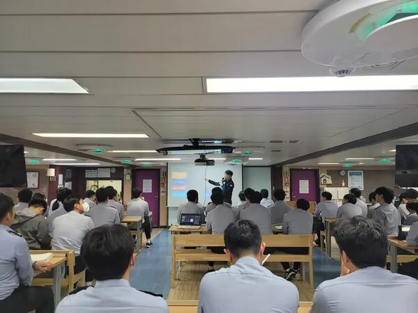 해양인재 양성 프로그램을 통해 직업소개를 진행하고 있다.(사진_부산해수청)