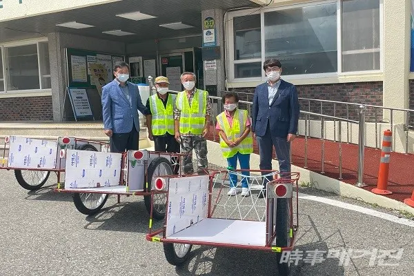 전남 함평군이 지난 22일 폐지 줍는 어르신들의 안전을 위해 각종 안전장치가 부착된 손수레와 안전용품을 전달했다/사진=함평군청 제공