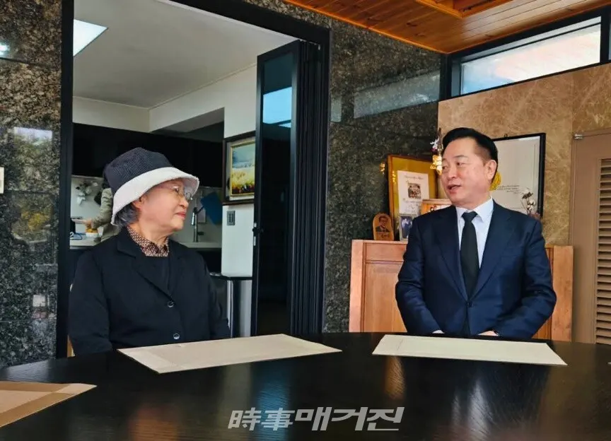 권양숙 여사를 예방한 김 전의원.(사진_김두관 선대위)