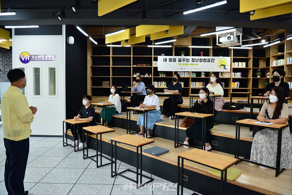 3일 교육현장을 먼저 찾은 변광용 시장은 청년 취업난 속에서도 새로운 미래에 도전하는 청년들의 열정을 격려하고 응원했다.(사진_거제시청)