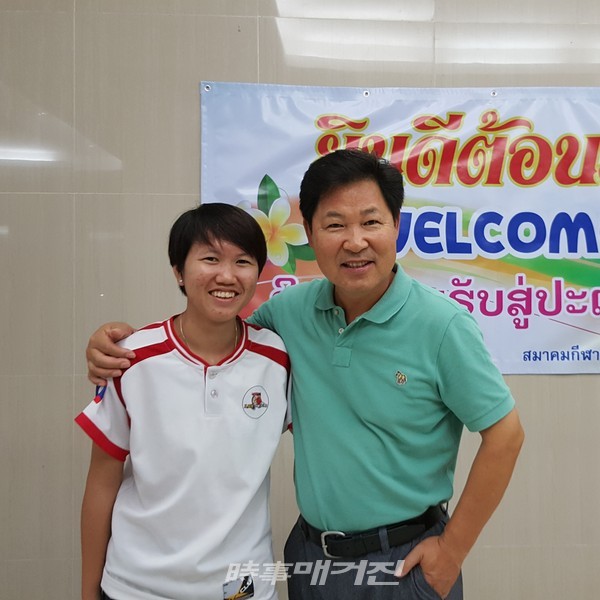 태국에서 야구를 전파하는 '은혜' 여자선수와 함께 기념사진을 촬영하고 있는 이만수 이사장(사진_헐크파운데이션)