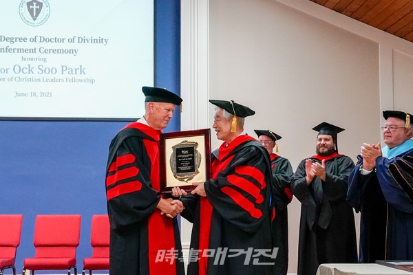 박옥수 목사, 미국 에픽신학대에서 명예신학박사 학위 수여식 참석(사진_기쁜소식선교회)