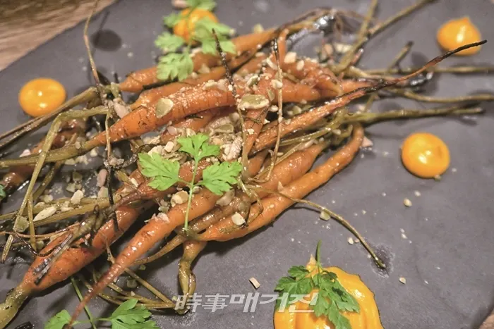 사우나라빈톨라 쿠마는 지난 6월에 오픈한 최신식 사우나 레스토랑이다. 전통적인 핀란드 사우나와 달리 건물도 마치 갤러리처럼 모던하다. 탐페레 중심가 라우콘토리Laukontori 광장 바로 옆에 세운 고상한 건축물엔 1층에 사우나와 레스토랑, 2층에 야외 테라스를 갖춘 바가 있다.