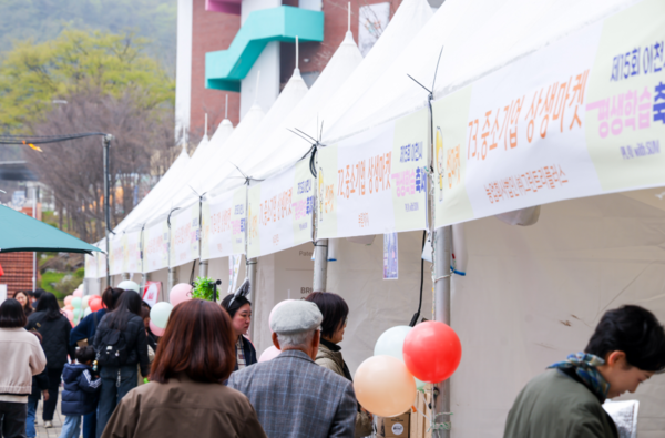 이천시는 지난 11일~12일까지 열린 ‘이천시 중소기업 상생마켓’이 시민들의 큰 호응 속에 마무리됐다. (사진_이천시)