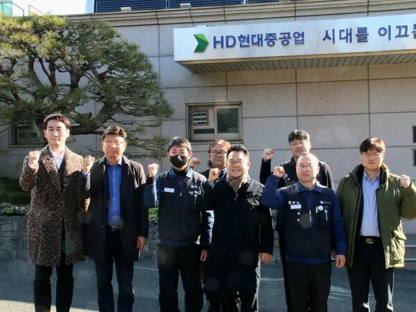 HD현대중공업 사측의 정치인 사내 출입 불허 통보로 정문 입구에서 기념촬영을 하고 있다.(사진_더불어민주당)