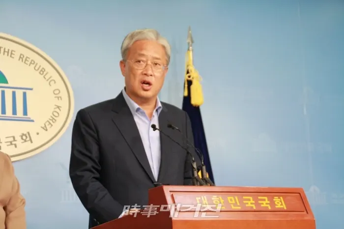 유성엽 민주평화당 원내대표가 17일 정론관에서 국회 정상화 촉구 기자회견을 하고 있다.(사진_유성엽 의원실)