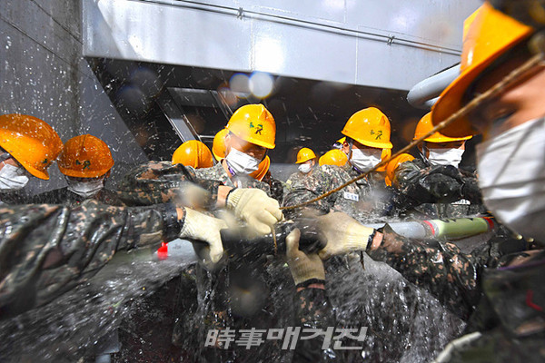 해군교육사령부는 “29일(목) 제8전투훈련단 소화방수훈련장에서 제269기 해군 부사관후보생 264명을 대상으로 방수훈련을 실시하며 코로나19 상황에서도 교육훈련 임무를 빈틈없이 수행하고 있다”고 밝혔다.사진은 29일(목), 해군 제8전투훈련단 소화방수훈련장에서 제269기 해군 부사관후보생들이 파이프 패칭 훈련을 하고 있다.(사진_해군교육사령부)