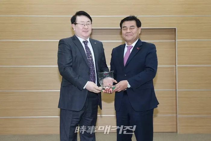 DHO(주)동화글로벌오쏘틱스는 지난해 10월에는 평창군, 12월에는 동해시에서 사랑의 나눔 행사를 진행했다. 김용식 대표의 사회 공헌 활동은 2017년 강원도 사회공헌장 희망 나눔 부문에 수상하는 기쁨을 안았다.