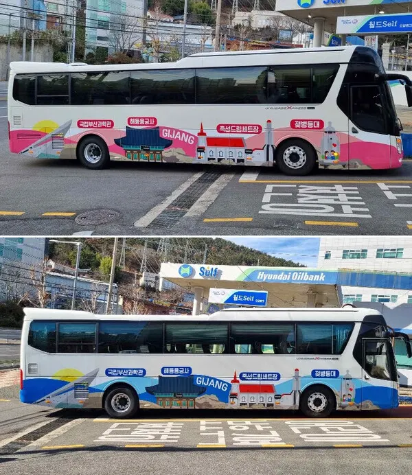 기장군 관광홍보 랩핑버스가 운행중에 있다,(사진_기장군)