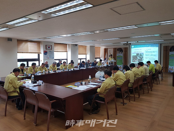문화재청은 행정안전부가 주관하는 ‘재난대응 안전한국훈련(10월28일~11월1일)’의 하나로 「2019 문화재청 재난대응 안전한국훈련」을공주 마곡사, 창경궁‧사릉(단종비 정순왕후) 등 다양한 문화재 현장에서 펼친다.사진은  '2018 안전한국훈련' 중 문화재청 대회의실에서 펼쳐진 토론훈련 모습이다.(사진_문화재청)