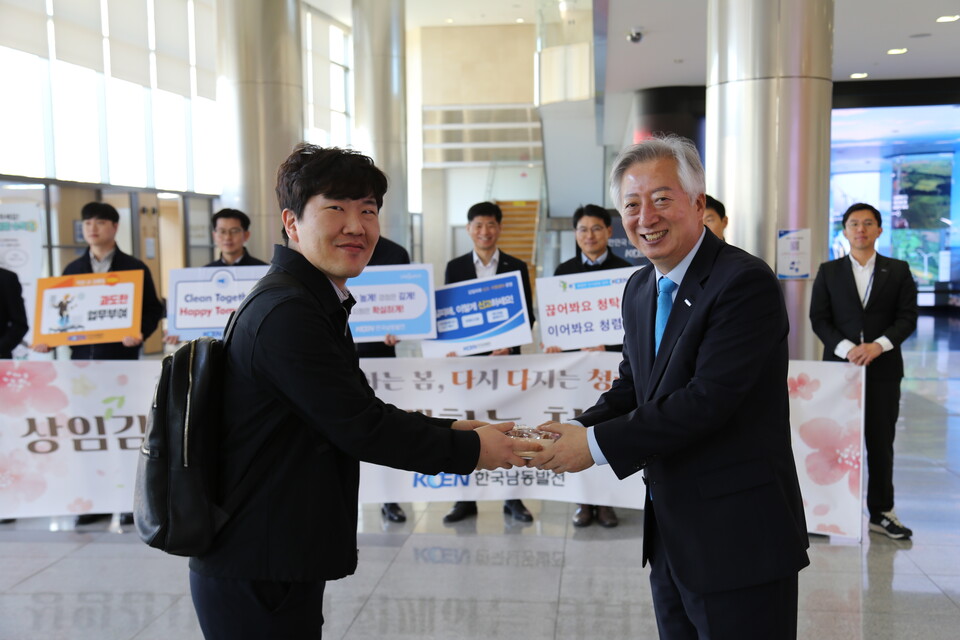 백상원(오른쪽) 상임감사위원이 임직원의 손을 잡고 청렴을 다짐하고 있다.(사진_남동발전)