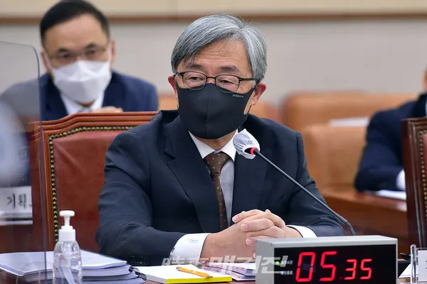 최재형 감사원장이 15일 국회에서 열린 법제사법위원회의 감사원에 대한 국정감사에서 의원 질의에 답변을 하고 있다.(사진_공동취재단)