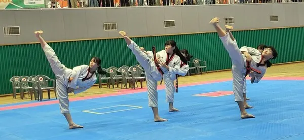 단체 품새 1위 김가연 외 5명 국가대표 MAS 태권도장 고려 품새를 시연하고 있다. (사진_이성만 기자)