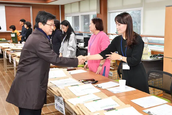 이석문 교육감이 시험장 관계자들과 인사를 나누고 있다.