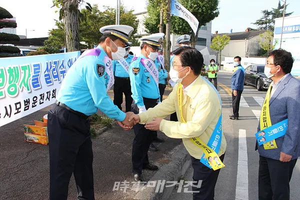 29일 나주시에 따르면 강 시장은 이날 오전 성북동 사거리에서 진행된 추석맞이 민·관 교통안전캠페인에 참석해 귀성·귀경길 교통사고 예방을 위한 교통법규 준수와 안전 운전을 당부했다. (사진_나주시청)