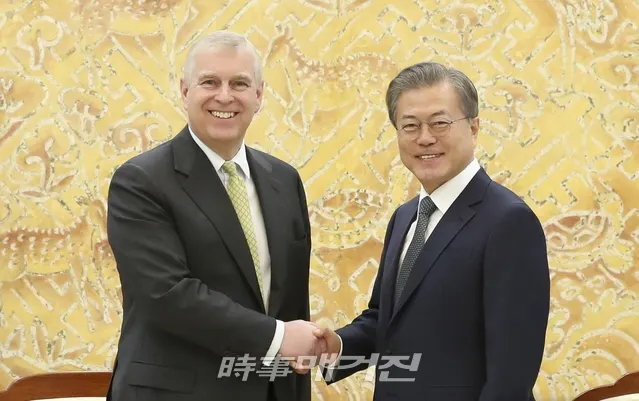 문재인 대통령이 15일 청와대 본관에서 영국 앤드류 왕자를 접견하고 있다.(사진_청와대)