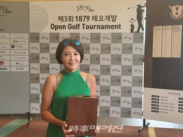 가수 겸 탤런트 최완정이 시상식장에서 미모를 뽐내고 있다.