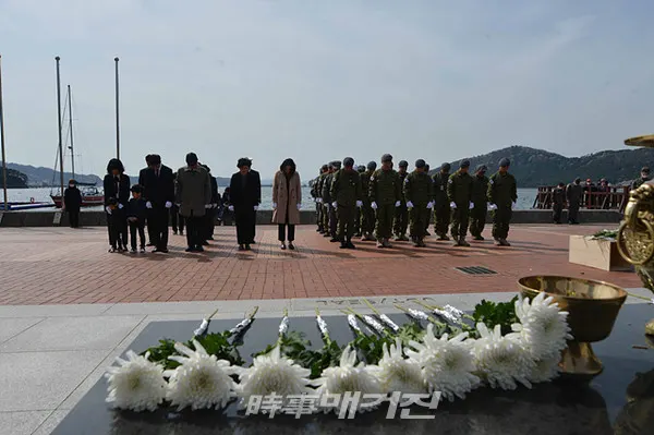 해군 특수전전단은 30일(월) 경남 창원시 진해루해변공원 한주호 동상 앞에서 제10주기 故 한주호 준위 추모식을 거행했다.사진은 해군 특수전전단이 30일(월) 유가족과 함께 진해해변공원 한주호 동상 앞에서 제10주기 추모식을 거행하고 있다.(사진_해군 특수전전단)