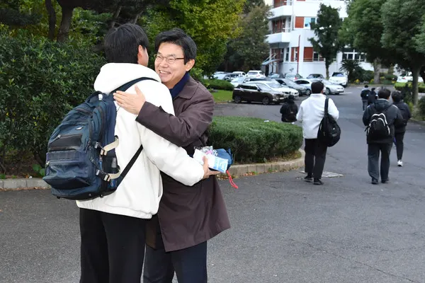제주특별자치도교육청 이석문 교육감이 수험생들을 안아주고 격려의 응원을 하고 있다.