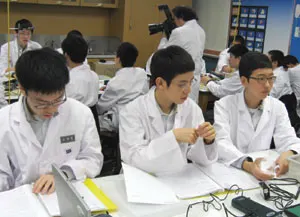 ▲ 사교육 없는 학교아래 자기 주도적 학습 능력을 길러주는 데 중점을 두고 다양한 교육 프로그램을 진행하고 있는 상문고등학교는 방과후학교를 비롯해 영어캠프와 과학캠프, 병영체험과 수학여행, 체육대회 등을 통해 학습의 흥미를 유발하고 창의력 배양을 통한 21세형 글로벌 인재를 양성한다.