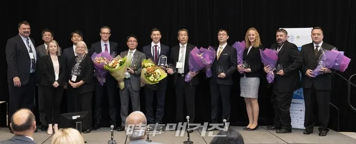 한국전력은 5월 29일(수) 캐나다 밴쿠버에서 열린 국제 스마트그리드 기술 경진대회 “ISGAN Award of Excellence”에서 ‘오픈 마이크로그리드 사업’으로 영예의 대상(Winner)을 수상했다.(사진_한국전력)
