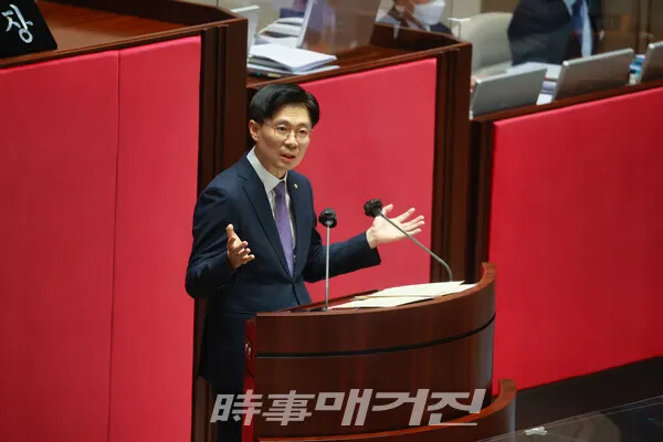 지난해 11월 24일 조정훈 의원이 국회 본회의에서 이태원 참사 국정조사에 대해 반대 토론을 하고 있다.(사진_조정훈 의원실)