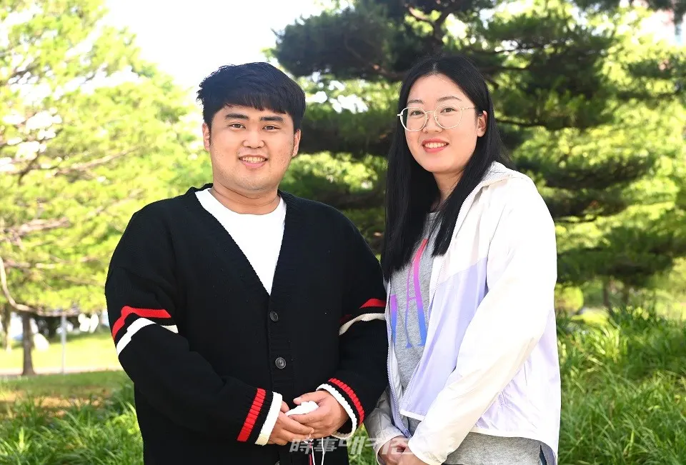 하오린 씨(오른쪽)와 김준철 씨.(사진_부경대학교)