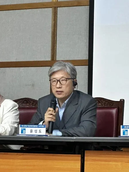 Mr. Yoon speaking during the panel discussion after the lectures (Photo_Chosun University)