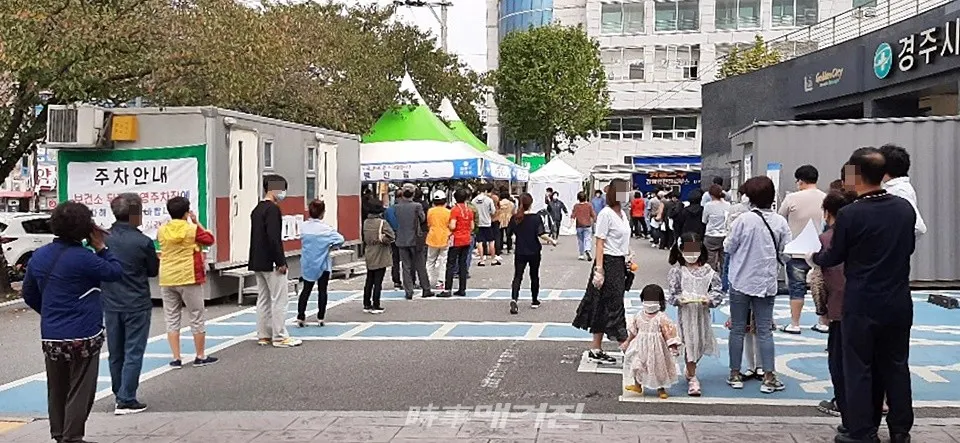 경주시가 정부의 코로나19 백신 예방접종 계획에 따라 신속하고 완벽하게 진행하기 위해 ‘코로나19 예방접종 추진단’을 구성한 가운데, 경주시보건소에 마련된 선별진료소 모습.(사진_경주시청)