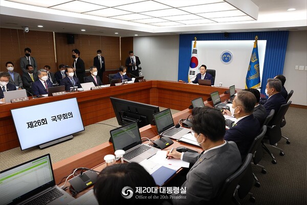 윤석열 대통령이 7일 오전 서울 용산 대통령실 청사 영상회의실에서 열린 국무회의를 주재하고 있다.(사진_대통령실)