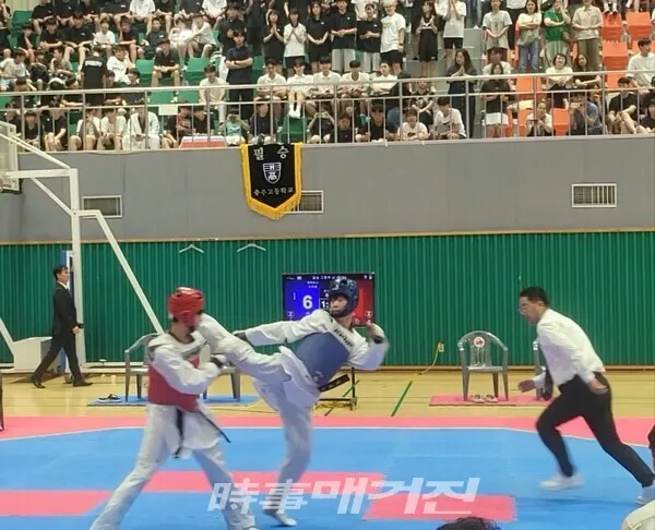 남자고등부 –54kg 결승전 청 충북체고 오한결 홍 청주공고 신승빈 주심 임만수 심판 (사진_이성만 기자)