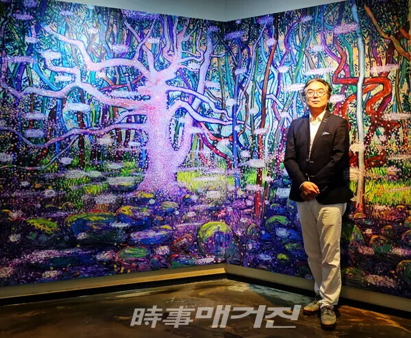 홍일화 작가노트 “어둠 없이 오직 빛으로 가득한 세상이 있었다. 그곳은 눈부심으로만 채워져 지나친 밝음이 넘쳐났다. 눈부심은 모든 것을 섞어놓았다. 빛으로 가득 채워진 동물, 사람, 자연의 형태가 멀어져야만 비로소 희미함으로 그 형상을 알 수 있었다.”
