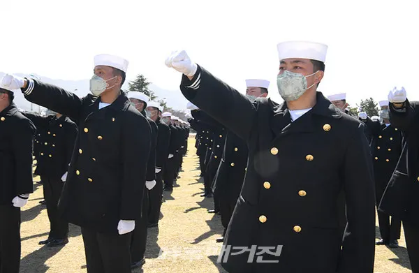 해군교육사령부는 20일(금) 코로나19의 지역사회 확산방지와 군내 유입차단을 위해 가족·지인 등 외부인 초청 없이 자체행사로 ‘제664기 해군병 수료식’을 거행했다.사진은 해군교육사령부 연병장에서 실시한 '제664기 해군병 수료식'에서 해군병 664기가 군가를 부르며 입장하고 있다. (사진_해군교육사령부)