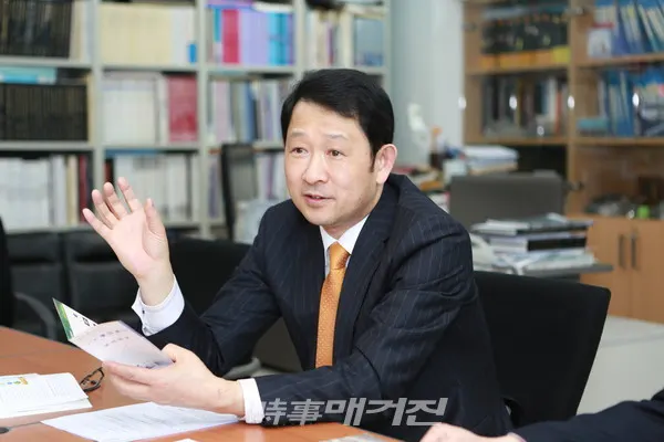 한국주얼리평가협회 회장을 역임하고 종로귀금속생활안전협의회 회장으로 지역사회에 봉사를 하고 있는 세계 10위권의 글로벌 감정기관으로 자리 매김하는 한미보석감정원 원장 김영출.
