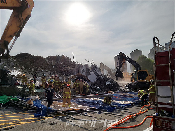 [속보] 광주 학동 재개발 공사현장 건물 붕괴 10여명 사상(사진_주수익 기자)
