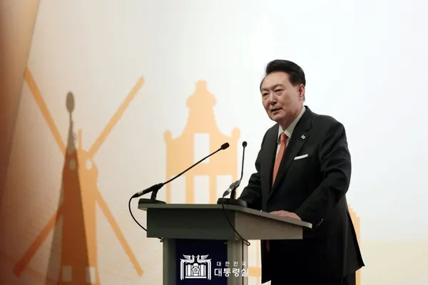 네덜란드를 국빈 방문 중인 윤석열 대통령이 11일 오후(현지시간) 암스테르담 크라스나폴스키 호텔에서 열린 동포 만찬 간담회에 참석해 격려사를 하고 있다.(사진_대통령실)