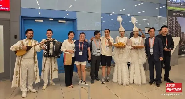 전통 옷을 입은 환영단과 포럼 참석자 일부 (사진제공_파라다이스아시아)